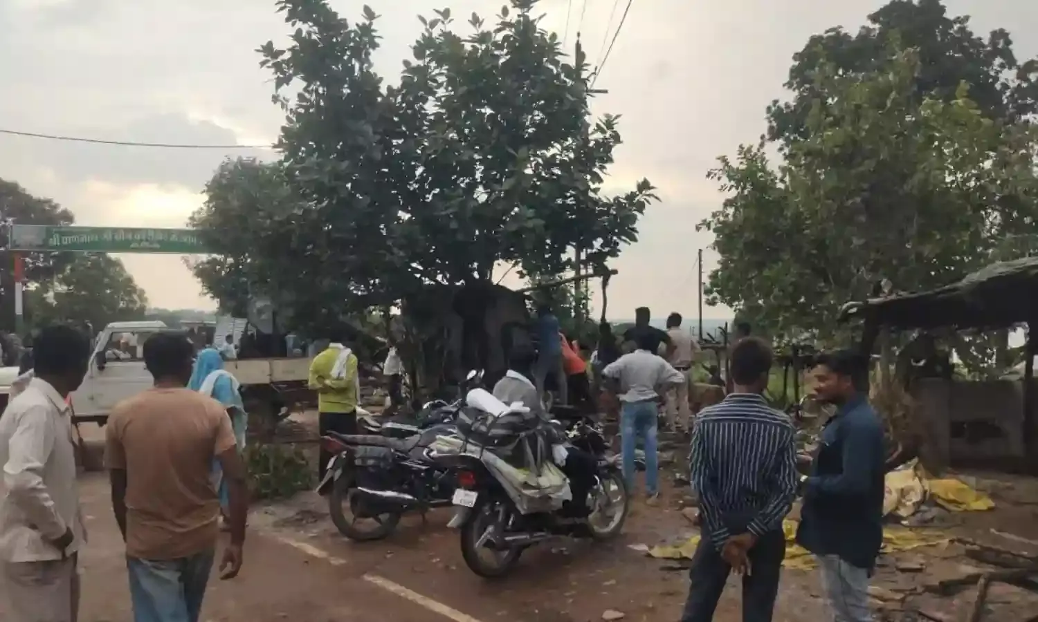 देर रात चली डायमण्ड चौराहे के आसपास रखे डिब्बों को हटाने की कार्यवाही