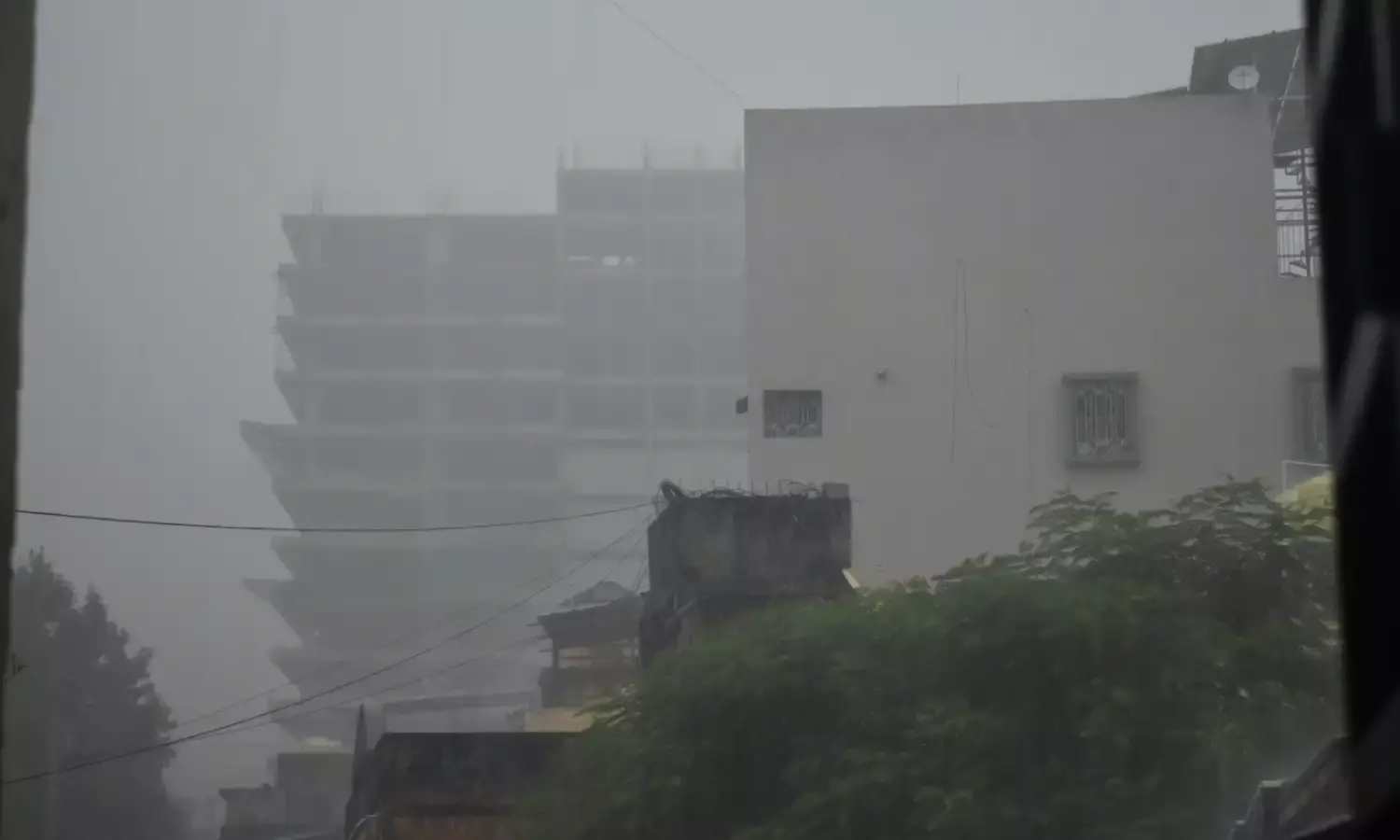 बारिश ने लाई आफत, जगह-जगह गड्‌ढों में भरा पानी, लोगों की बढ़ी परेशानी