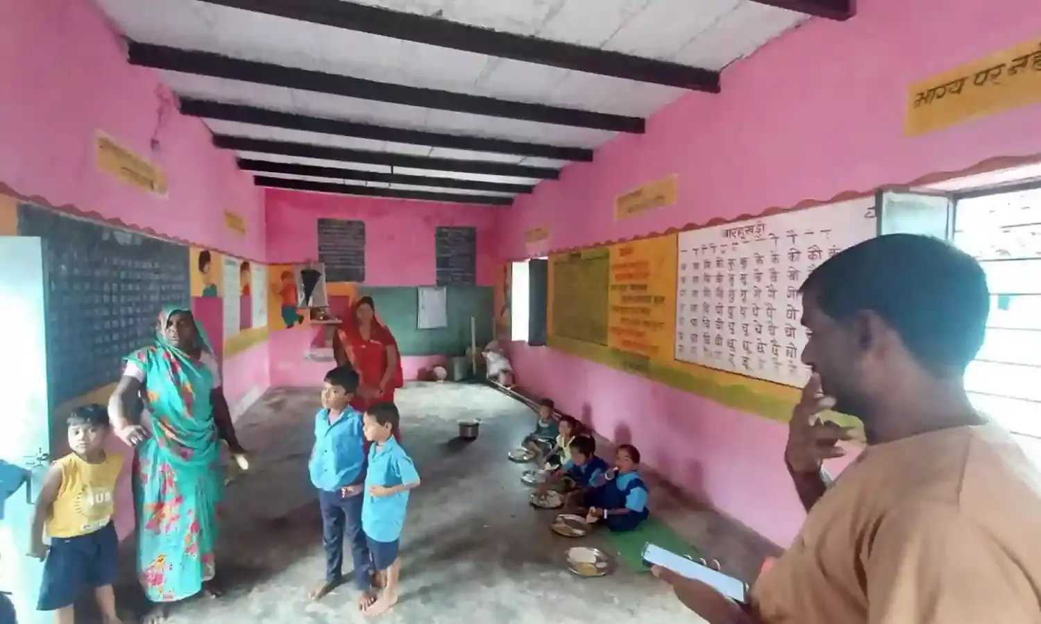 आंगनबाडी में सभी जगह टपक रहा छतों से पानी, न लाईट कनेक्शन न पेयजल व्यवस्था