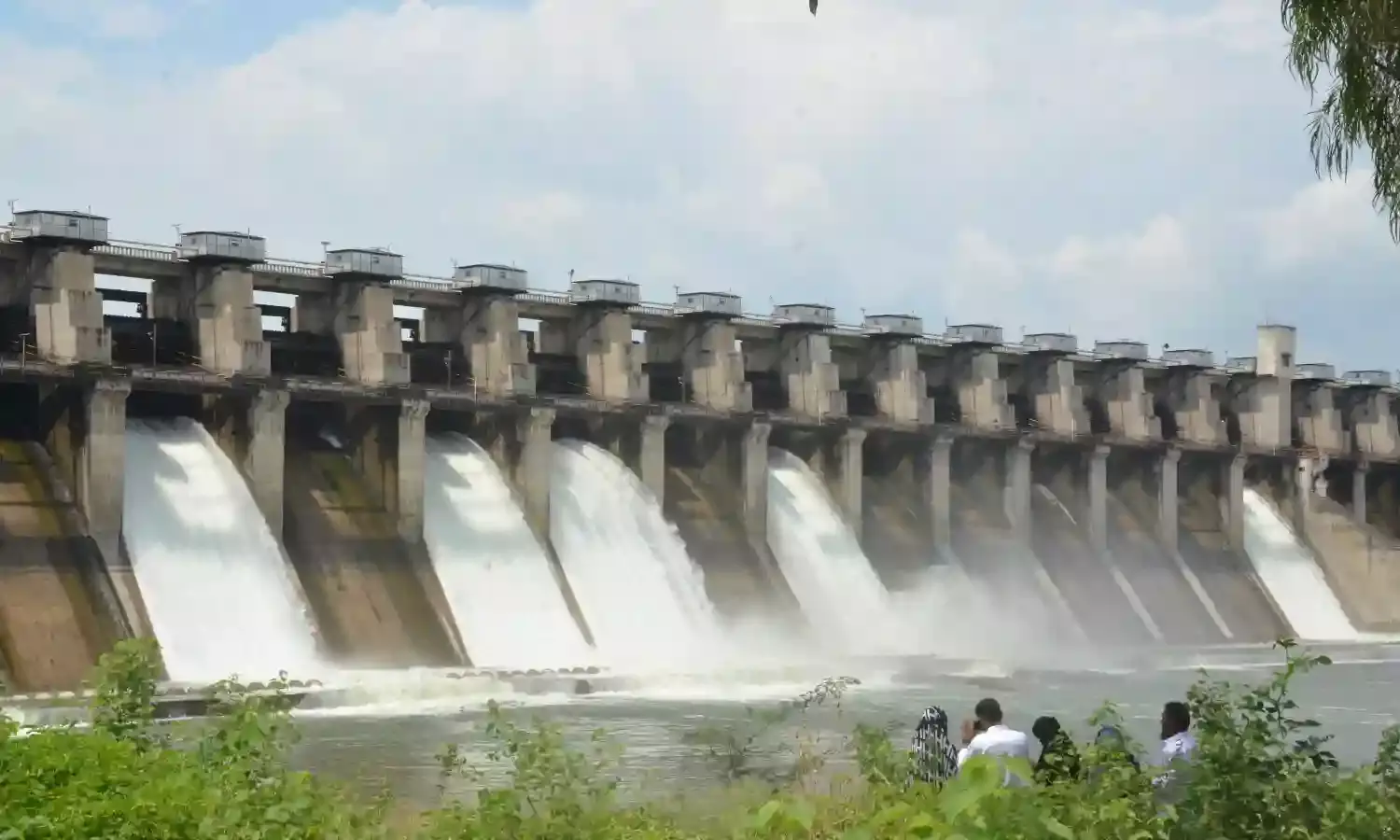 लगातार बारिश से ओवर फ्लो हुए जलाशय, आधा फीट खुले जायकवाड़ी बांध के 12 गेट