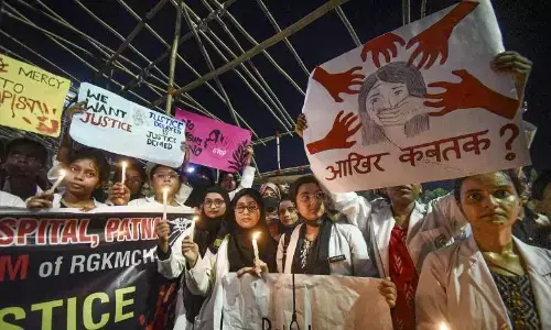 रात में सड़कों पर उतरे लोग, जूनियर डॉक्टरों का विरोध प्रदर्शन जारी, कोलकाता पुलिस आयुक्त और स्वास्थ्य विभाग के प्रधान सचिव के इस्तीफे की मांग की