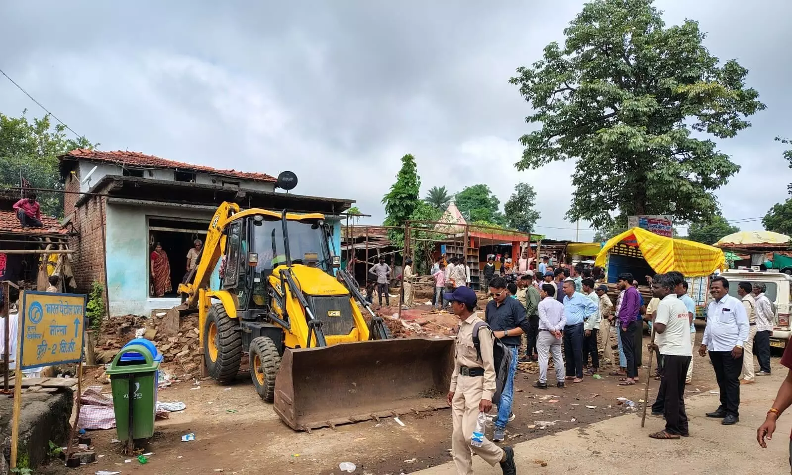 साढ़े तीन करोड़ की जमीन से 84 अतिक्रमणकारियों को हटाय, 11 घंटे तक चली प्रशासन की कार्रवाई साढ़े तीन करोड़ की जमीन से 84 अतिक्रमणकारियों को हटाय, 11 घंटे तक चली प्रशासन की कार्रवाई