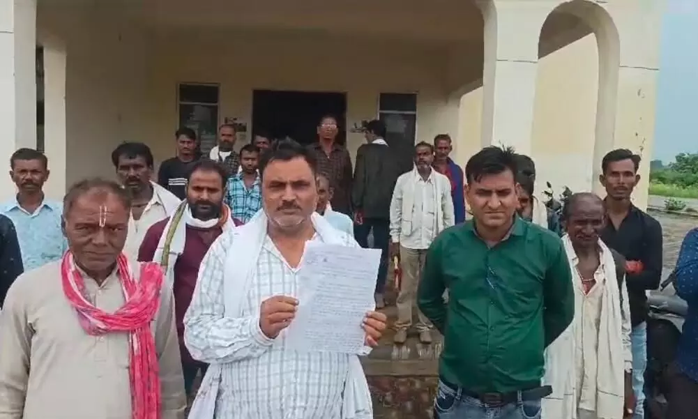 बांध का रास्ता किया बंद ग्रामीणों की मुश्किलें बढ़ीं, ग्रामीणों ने पन्ना कलेक्टर को सौंपा ज्ञापन बांध का रास्ता किया बंद ग्रामीणों की मुश्किलें बढ़ीं, ग्रामीणों ने पन्ना कलेक्टर को सौंपा ज्ञापन