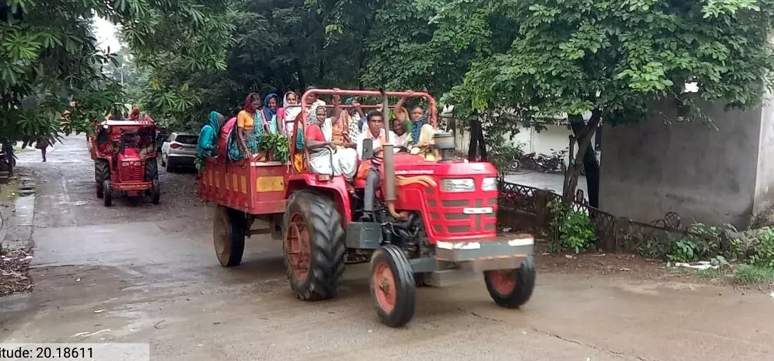 शराबबंदी कराने ट्रैक्टर पर सवार होकर पुलिस थाना धमकीं महिलाएं शराबबंदी कराने ट्रैक्टर पर सवार होकर पुलिस थाना धमकीं महिलाएं