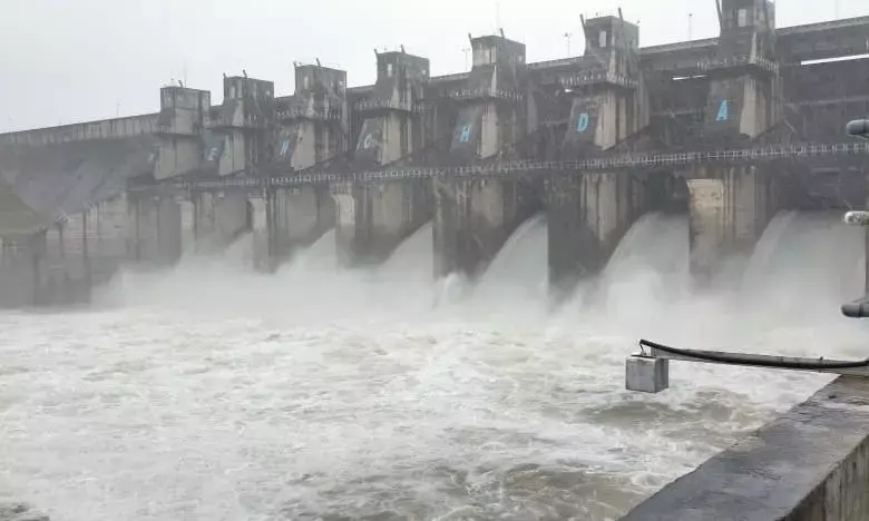 नदी-नाले उफान पर, घंटों बंद रहे कई मार्ग, जिले में १५ घंटे की झड़ी में जनजीवन हुआ अस्त-व्यस्त, ९ घंटे में ५७ मिमी बारिश दर्ज