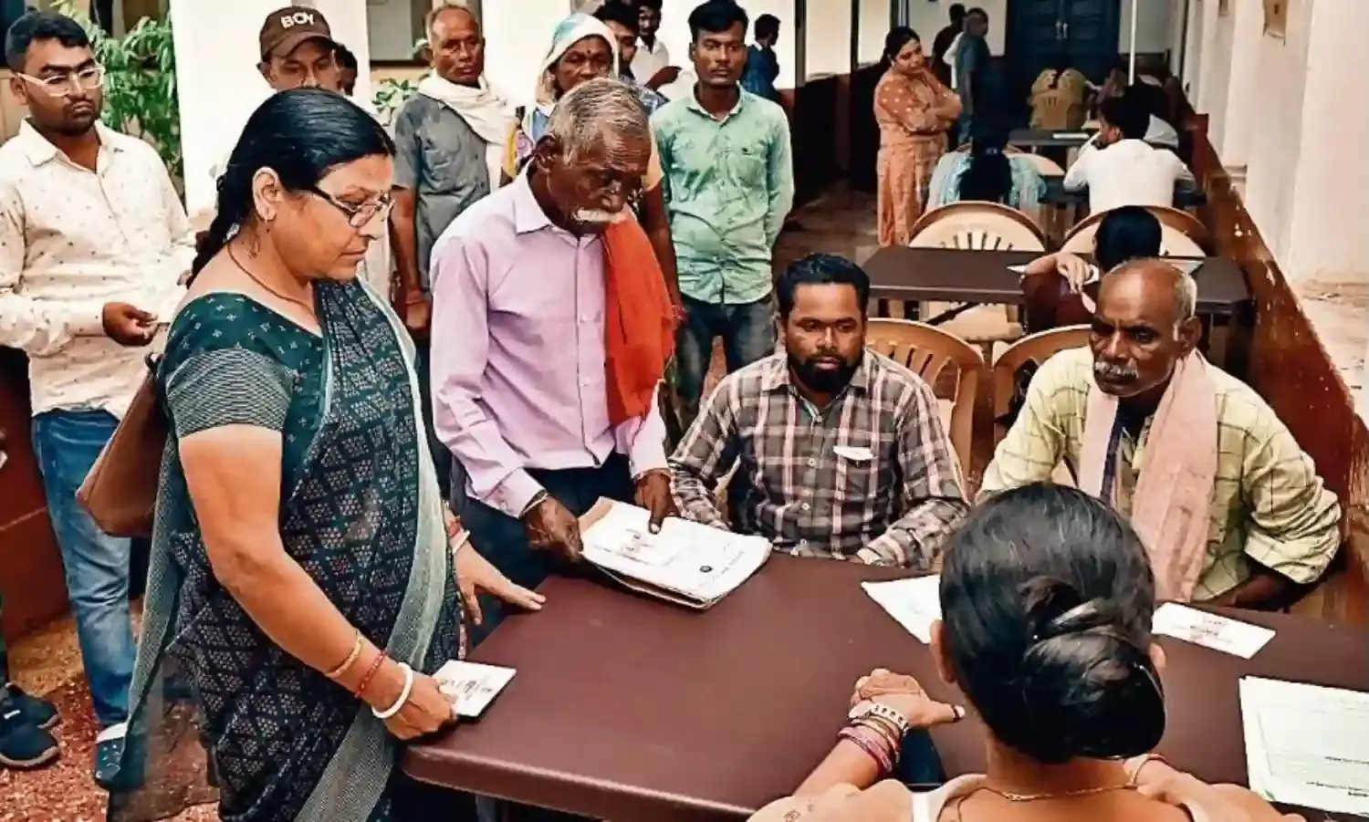 50 लाख के गार्डन पर मनमर्जी का निर्माण, कलेक्ट्रेट पहुँचे लोग