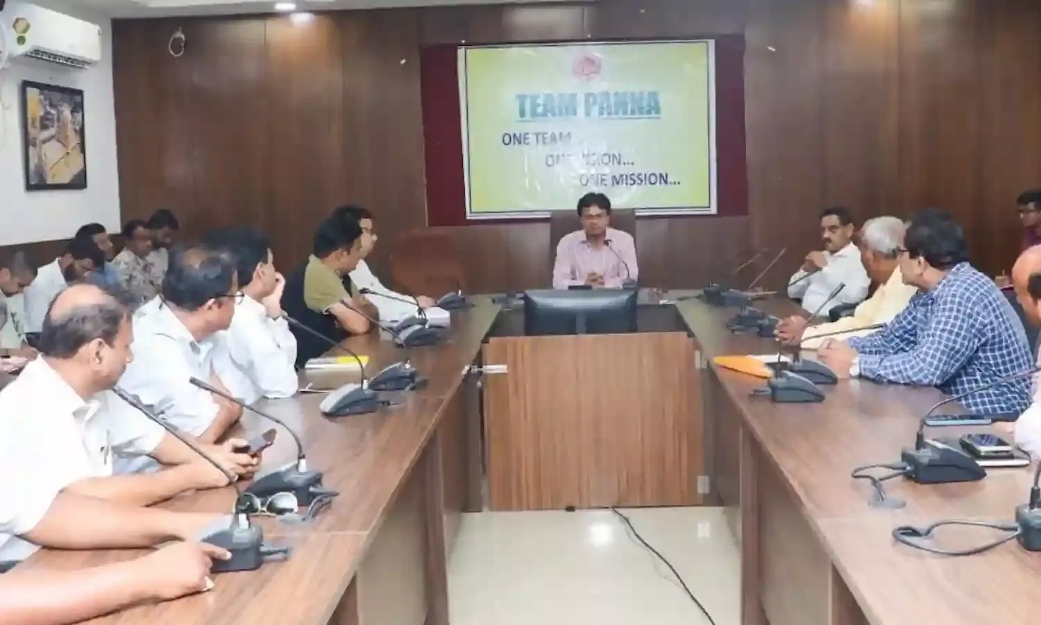 पन्ना में औद्योगिक विकास की सभी परिस्थितियां अनुकूल, रीजनल इंडस्ट्रीयल कान्क्लेव के पूर्व कलेक्टर पन्ना ने उद्योगपतियों से की चर्चा