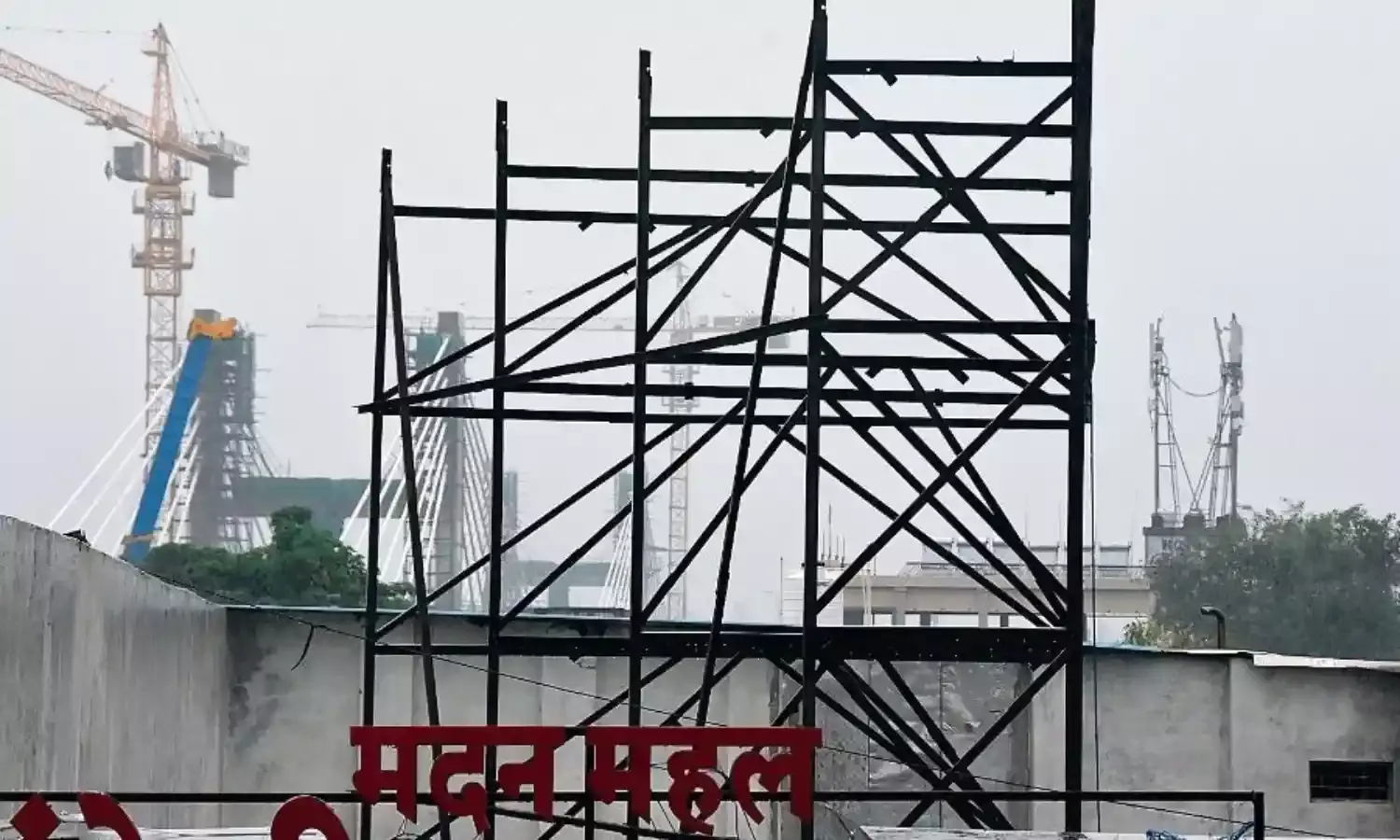 खतरे की अनदेखी कर बिल्डिंग की छतों पर दे रहे होर्डिंग लगाने की परमिशन