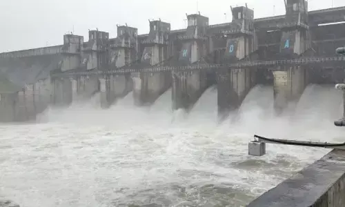 नदी-नाले उफान पर, घंटों बंद रहे कई मार्ग, जिले में १५ घंटे की झड़ी में जनजीवन हुआ अस्त-व्यस्त, ९ घंटे में ५७ मिमी बारिश दर्ज