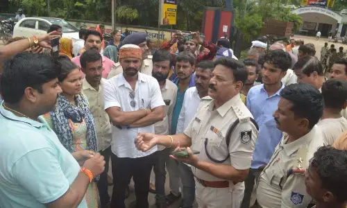 युवक की खुदकुशी के बाद थाने के बाहर शव रखकर प्रदर्शन