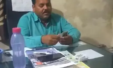 बिजली कार्यालय में अधिकारी के कैबिन में खेल रहे थे जुआ, वीडियो वायरल