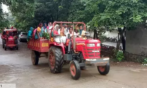 शराबबंदी कराने ट्रैक्टर पर सवार होकर पुलिस थाना धमकीं महिलाएं