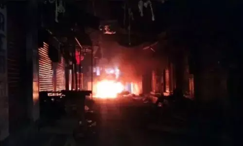 गणेश विसर्जन के दौरान भिड़े दो समुदाय, उपद्रवियों ने दुकानों और वाहनों को किया आग के हवाले, पुलिस ने जारी किया हाई अलर्ट गणेश विसर्जन के दौरान भिड़े दो समुदाय, उपद्रवियों ने दुकानों और वाहनों को किया आग के हवाले, पुलिस ने जारी किया हाई अलर्ट