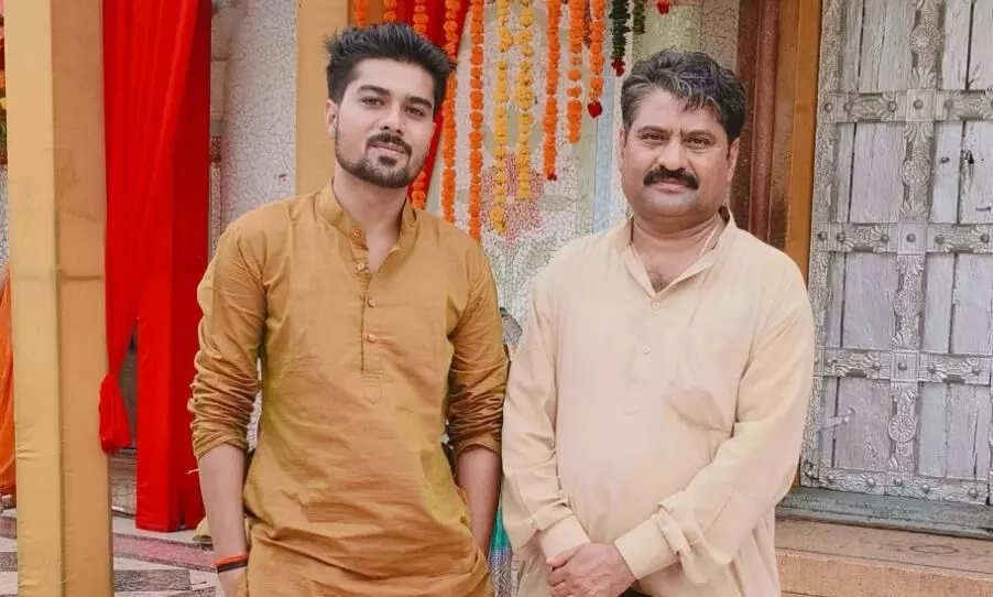 व्यापारी ने अर्पित किए २७ ग्राम सोना के कंगन व्यापारी ने अर्पित किए २७ ग्राम सोना के कंगन