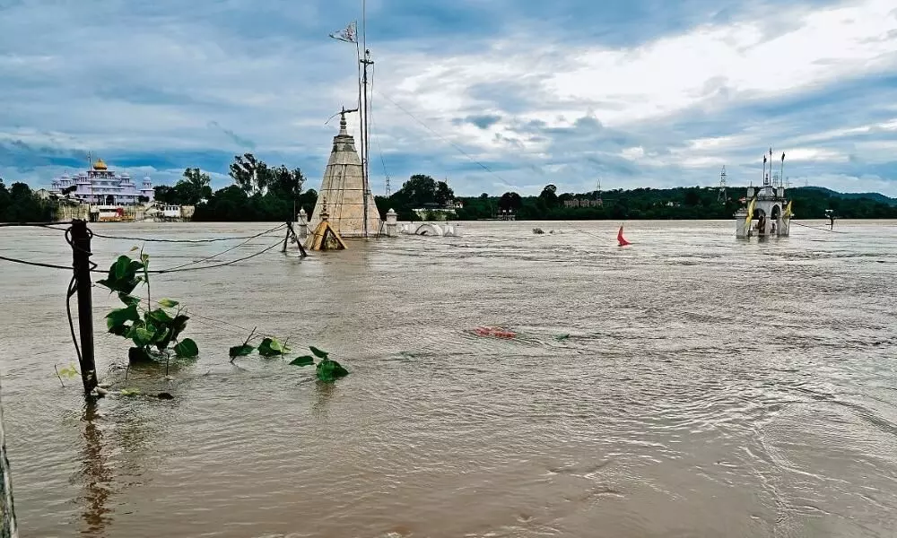 नर्मदा तटों पर मंदिर डूबे, निचले इलाकों में अलर्ट नर्मदा तटों पर मंदिर डूबे, निचले इलाकों में अलर्ट