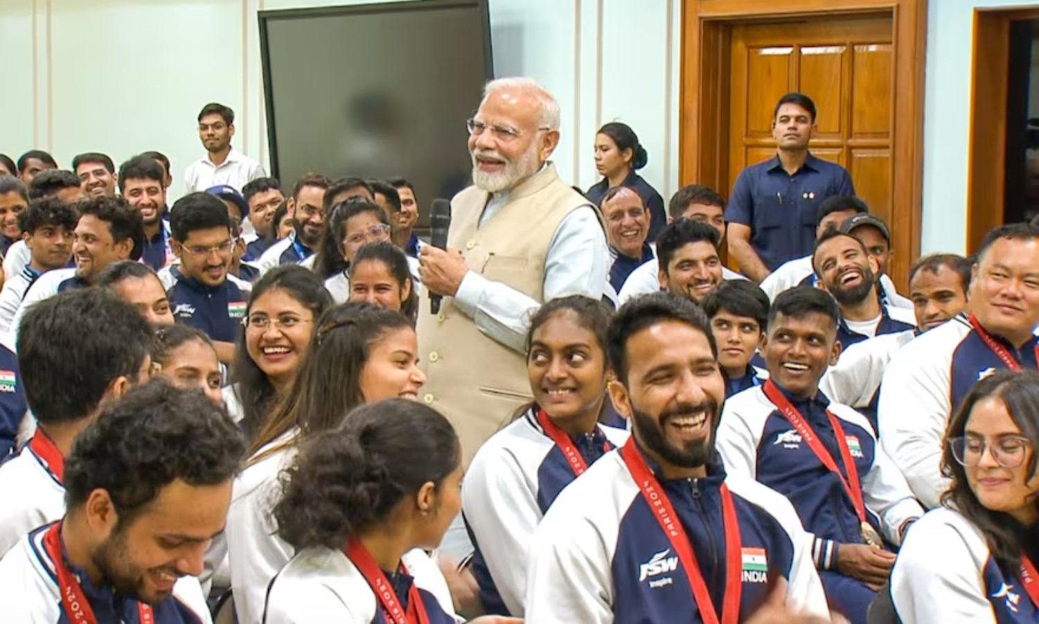 भारत के पदकवीरों से पीएम मोदी ने की मुलाकात, सभी को सम्मान राशि देने का किया ऐलान