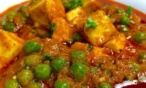 गणेश चतुर्थी के अवसर पर घर पर बनाना है पनीर, तो करें बिना लहसुन प्याज का मटर पनीर ट्राई