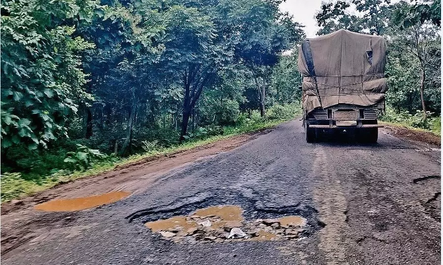 गड्ढों में तब्दील हो गई सड़क, लोग त्रस्त गड्ढों में तब्दील हो गई सड़क, लोग त्रस्त