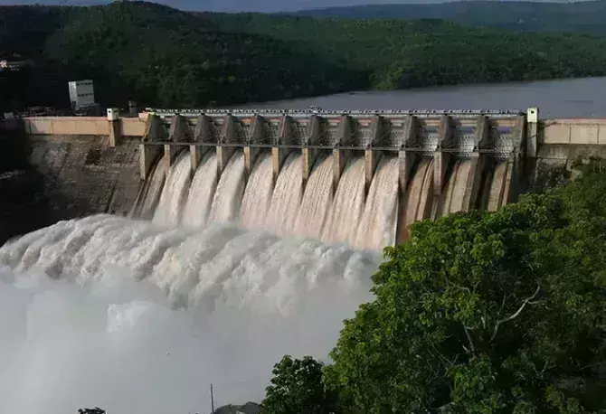 बिजली व्यवस्था चरमराने का खतरा, केंद्र निजी हाथों में देने का हो रहा विरोध