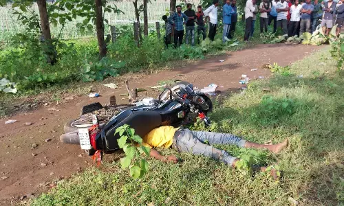 चाकू मारकर युवक की हत्या, शव के ऊपर फेंकी बाइक चाकू मारकर युवक की हत्या, शव के ऊपर फेंकी बाइक