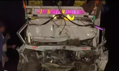 जबलपुर से लौटते समय सिवनी के समीप हाईवे किनारे खड़े कंटेनर ट्रक से टकराया पिकअप वाहन जबलपुर से लौटते समय सिवनी के समीप हाईवे किनारे खड़े कंटेनर ट्रक से टकराया पिकअप वाहन