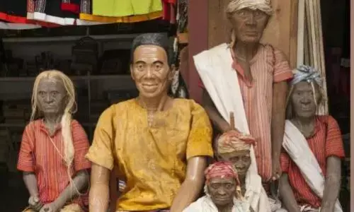 लाशों को पहनाते हैं कपड़े, पिलाते हैं सिगरेट, जानिए इंडोनेशिया की इस अजीबों गरीब परंपरा के बारे में