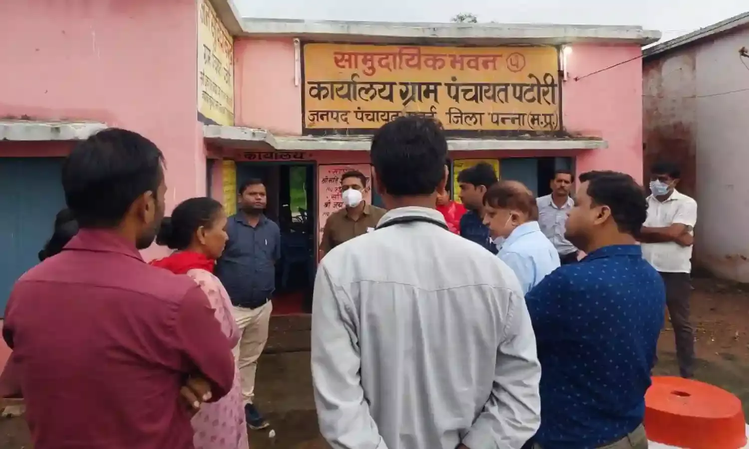 हैजा से पीडित पटौरी गांव में समाजसेवी डॉ. अमित खरे ने लगाया ग्राम में स्वास्थ्य शिविर