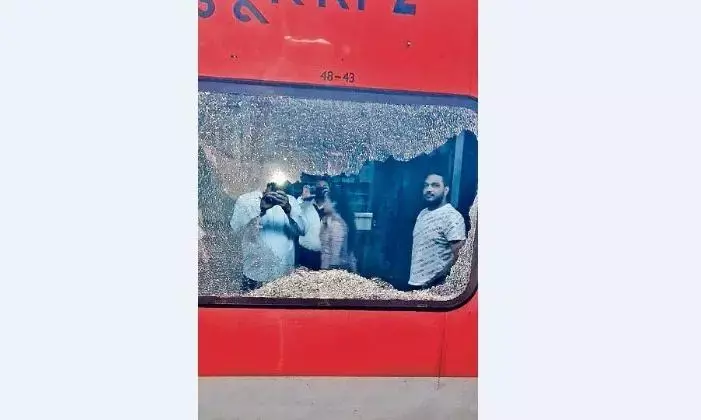 महानगरी एक्सप्रेस ट्रेन पर पथराव बाल-बाल बचे यात्री, मचा हड़कंप