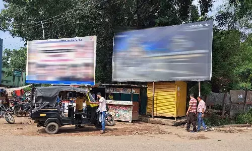 48 घंटे में अवैध होर्डिंग हटाने की बात 51 दिन बाद भी नहीं हो सकी कार्रवाई