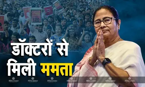 मुख्यमंत्री ममता बनर्जी हड़ताल पर बैठे जूनियर डॉक्टर्स से मिलने पहुंची, एक दिन पहले मुलाकात न होने पर इस्तीफे की पेशकश की थी