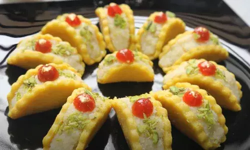 कुछ ही मिनटों में घर पर बनाएं टेस्टी स्टफ्ड काजू कतली, बाजार से मिठाई लाना भूल ही जाएंगे