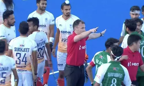 गोल न कर पाने से बौखलाए पाकिस्तानी खिलाड़ी, जुगराज को मारी टक्कर, रेफरी ने किया गेेम से बाहर