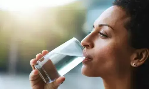 खाना खाने के तुरंत बाद पानी पीने की है आदत तो, हो जाएं सावधान, जानें क्या हो सकती हैं परेशानियां