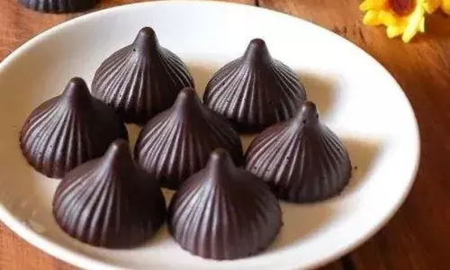 बप्पा को भोग लगाना चाहते हैं कुछ खास तो, घर पर बनाएं बिल्कुल आसान और स्वादिष्ट चॉकलेट मोदक