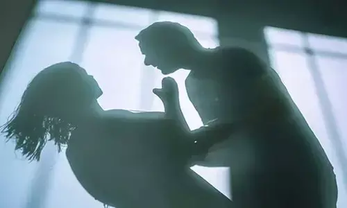 दोस्त के साथ शारीरिक संबंध बनाने से किया इनकार तो पत्नी को बुरी तरह पीटा दोस्त के साथ शारीरिक संबंध बनाने से किया इनकार तो पत्नी को बुरी तरह पीटा