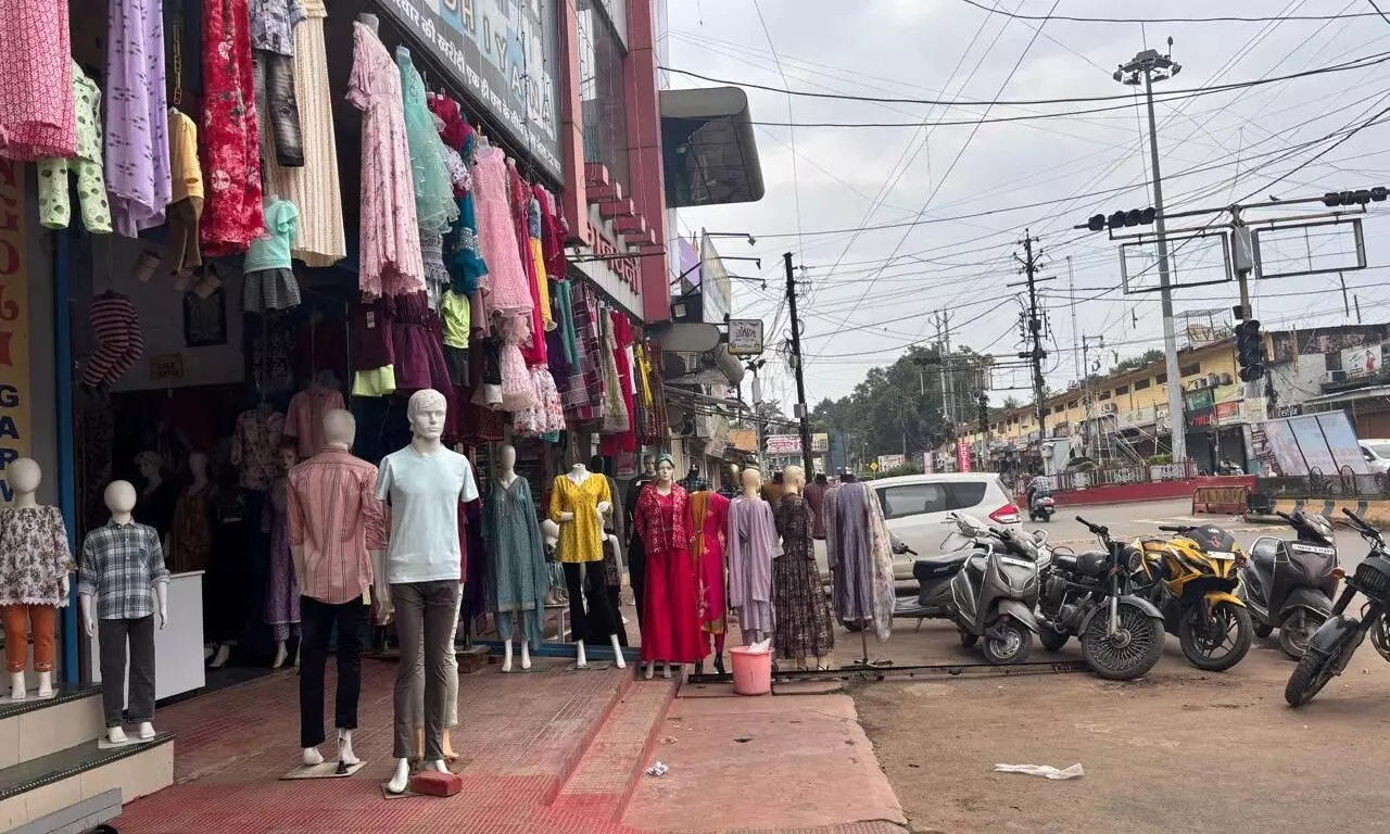 आवागमन में बाधक दुकानों के सामने अतिक्रमण आवागमन में बाधक दुकानों के सामने अतिक्रमण