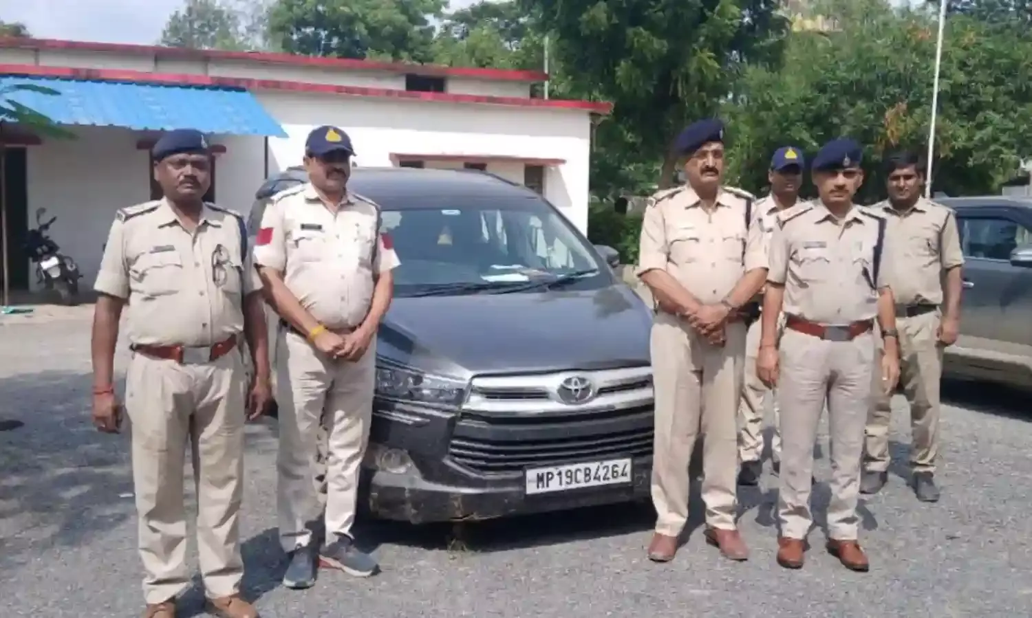 3 लाख के नशीले सिरप से लोड कार जब्त, आरोपी गिरफ्तार