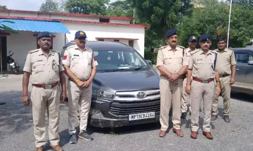 3 लाख के नशीले सिरप से लोड कार जब्त, आरोपी गिरफ्तार 3 लाख के नशीले सिरप से लोड कार जब्त, आरोपी गिरफ्तार