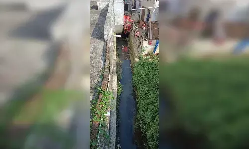 3 फिट भी नहीं बचा 15 फिट चौड़ा नाला, ऊपर हुए निर्माणों के चलते नजर भी नहीं आता