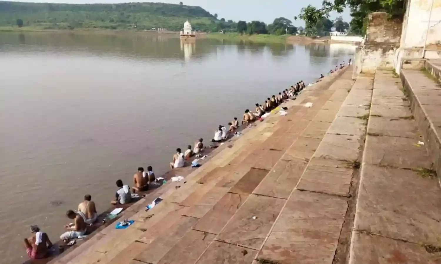 धरम सागर तालाब में किया गया पितरों का तर्पण