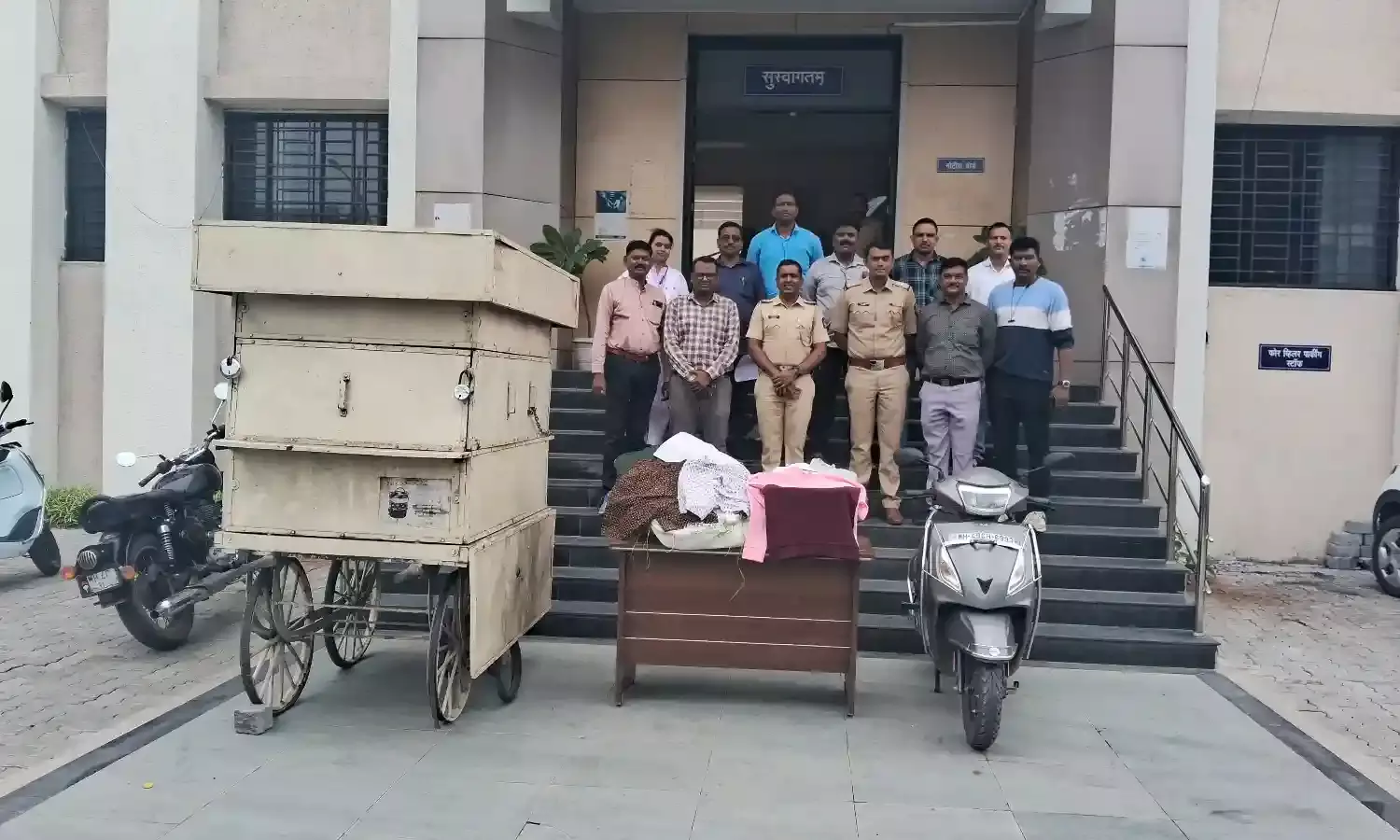 चोरी के ठेले पर शुरू करना चाहते थे धंधा, रंगेहाथों पकड़ाए मां-बेटे