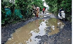 Jabalpur News: दिन गुजरते गए लेकिन वर्षों बाद भी नसीब नहीं हुई पक्की सड़क