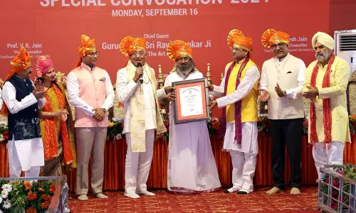 तीर्थंकर महावीर विश्वविद्यालय ने आध्यात्मिक गुरु श्री श्री रविशंकर को दी डी लिट् की मानद उपाधि