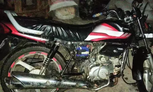 विसर्जन स्थल पर भीड़ में घुसे बाइक ने महिलाओं को कुचला