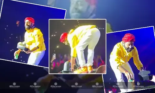 फैन ने स्टेज पर रखा खाना तो भड़के अरिजीत सिंह ने हटाया, फैंस ऐसे कर रहे रिएक्ट, वीडियो वायरल