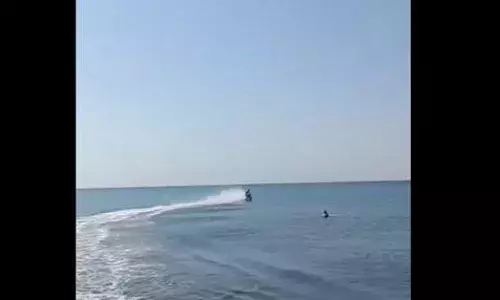 रोड में चलती बाइकें तो देखीं होंगी, एक शख्स ने पानी में उतारी बाइक, देख कर लोग हुए हैरान रोड में चलती बाइकें तो देखीं होंगी, एक शख्स ने पानी में उतारी बाइक, देख कर लोग हुए हैरान