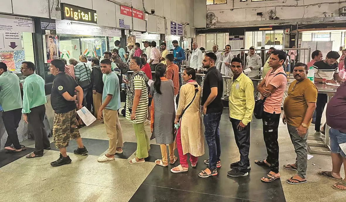 रेलवे का क्यूआर कोड काउंटर बना सिरदर्द , कैश में टिकट लेते हैं अधिकांश रेलवे का क्यूआर कोड काउंटर बना सिरदर्द , कैश में टिकट लेते हैं अधिकांश