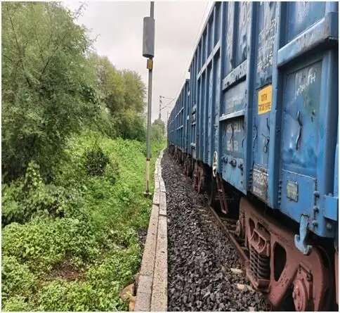 अब मालगाड़ियों की नब्ज टटोलना आसान, सुरक्षा के साथ मालगाड़ी का सुचारू होगा परिवहन अब मालगाड़ियों की नब्ज टटोलना आसान, सुरक्षा के साथ मालगाड़ी का सुचारू होगा परिवहन