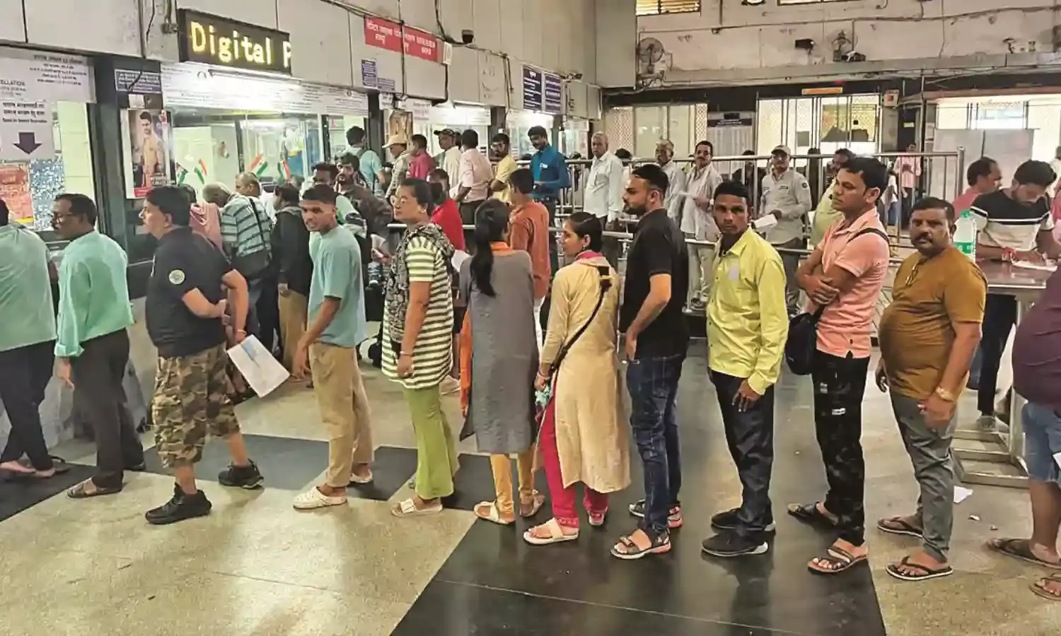 रेलवे का क्यूआर कोड काउंटर बना सिरदर्द , कैश में टिकट लेते हैं अधिकांश