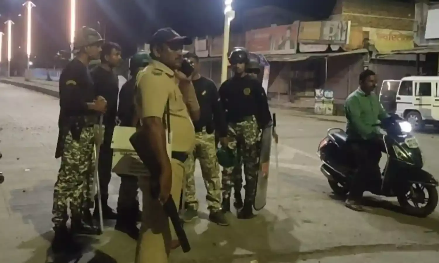 आरोपियों ने मोबाइल व कैश लूटकर पुलिस पर किया पथराव, दहशत फैलाने का प्रयास